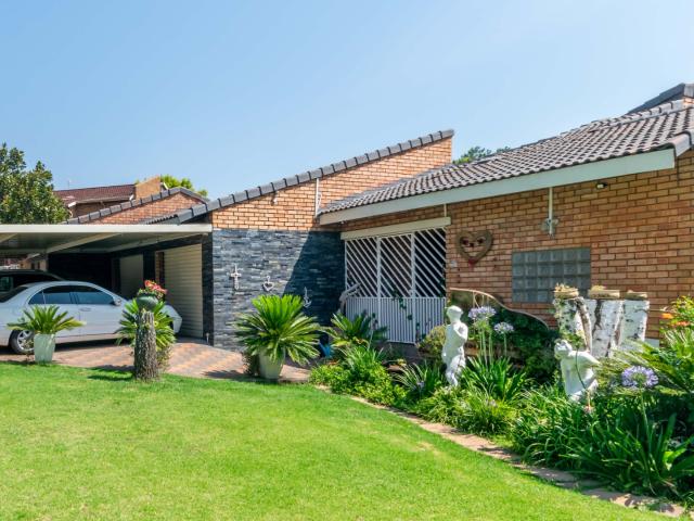 4 Bedroom House For Sale in Gholfsig