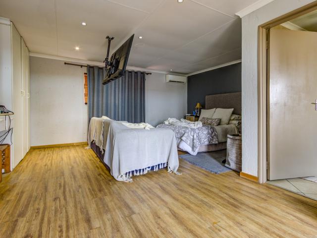 4 Bedroom House For Sale in Glen Marais