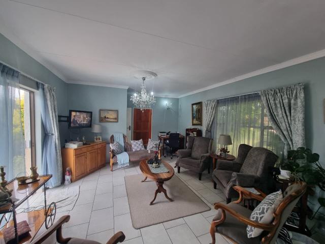 4 Bedroom House For Sale in Glen Marais