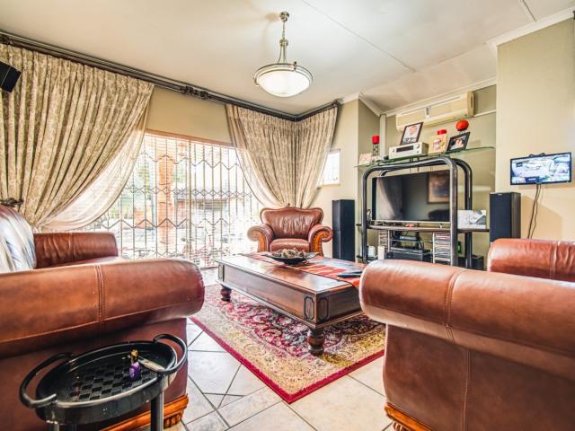 4 Bedroom House For Sale in Glen Marais