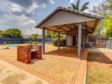 4 Bedroom House For Sale in Glen Marais