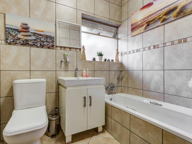4 Bedroom House For Sale in Glen Marais