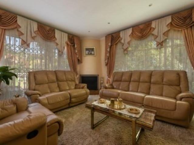 4 Bedroom House For Sale in Glenvista