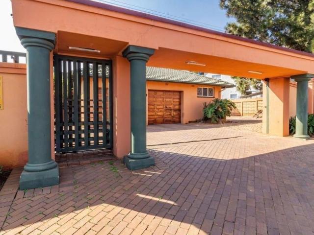 4 Bedroom House For Sale in Glenvista