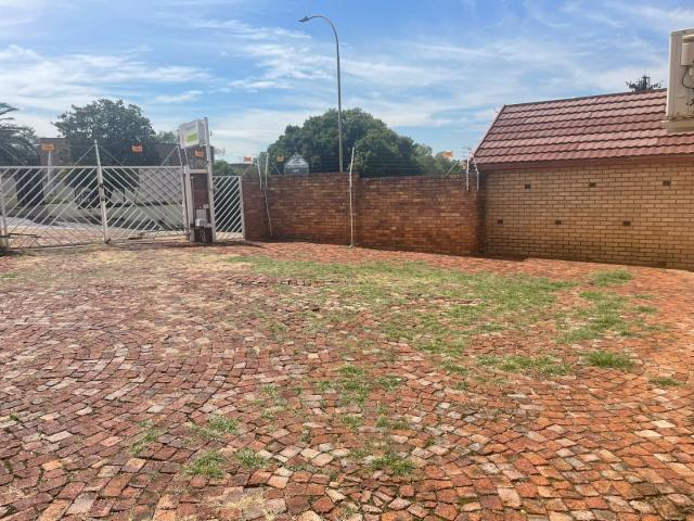 4 Bedroom House For Sale in Glenvista