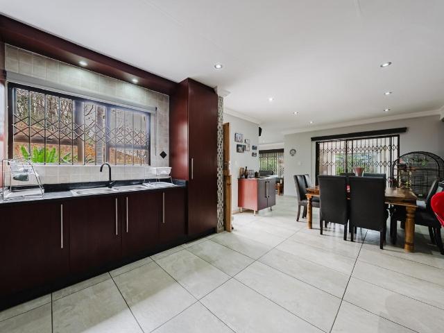 4 Bedroom House For Sale in Glenvista
