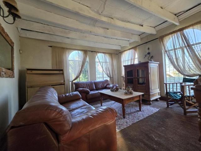 4 Bedroom House For Sale in Glenvista