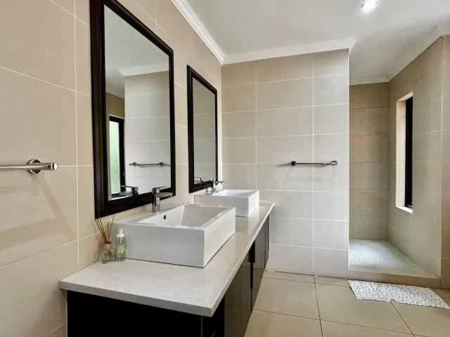 4 Bedroom House For Sale in Glenvista