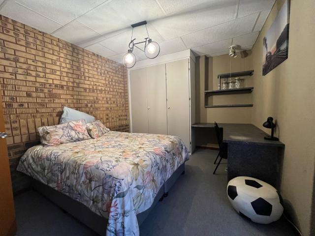 4 Bedroom House For Sale in Glenvista