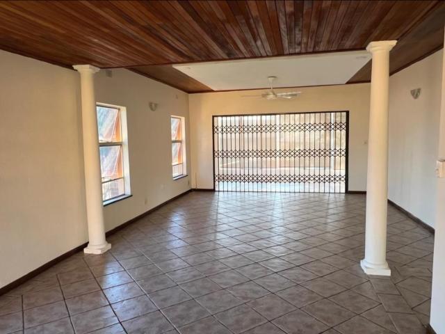 4 Bedroom House For Sale in Glenvista