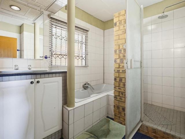 4 Bedroom House For Sale in Glenvista