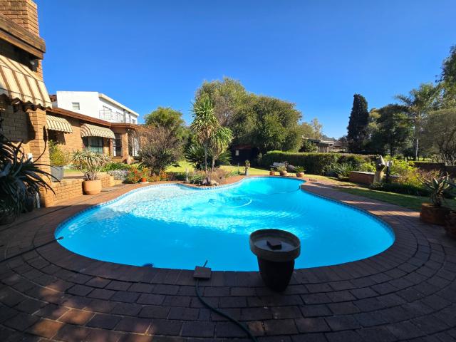 4 Bedroom House For Sale in Glenvista