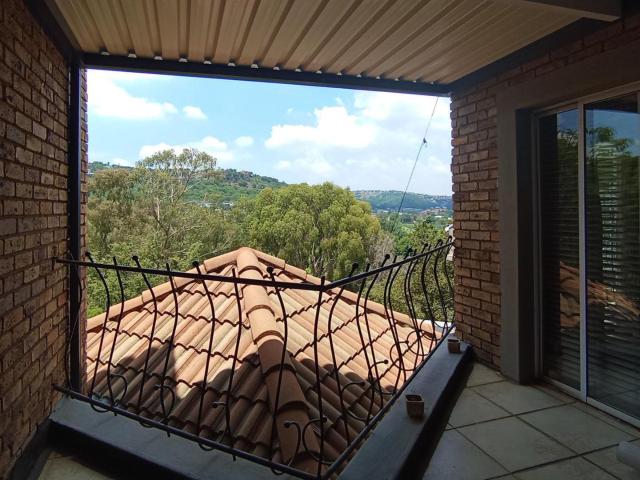 4 Bedroom House For Sale in Glenvista