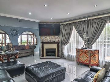 4 Bedroom House For Sale in Glenvista