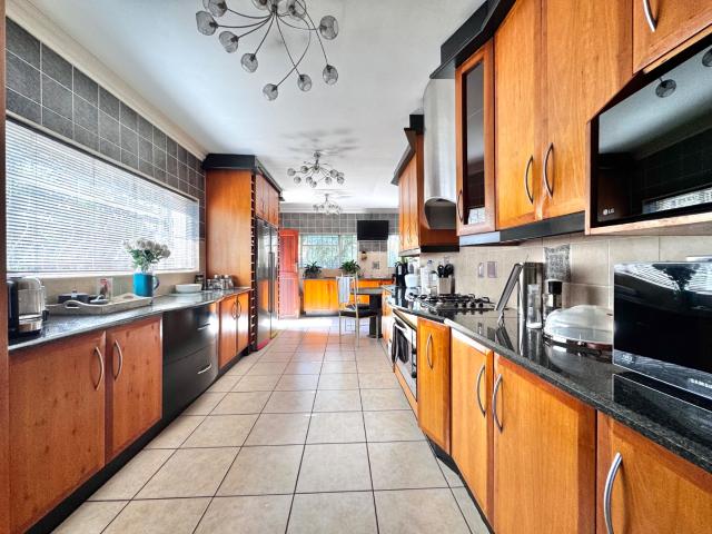 4 Bedroom House For Sale in Glenvista
