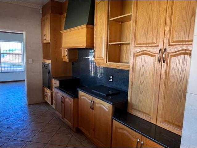 4 Bedroom House For Sale in Glenvista