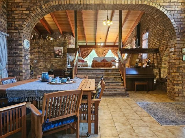 4 Bedroom House For Sale in Glenvista