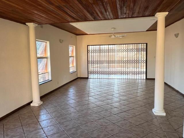 4 Bedroom House For Sale in Glenvista