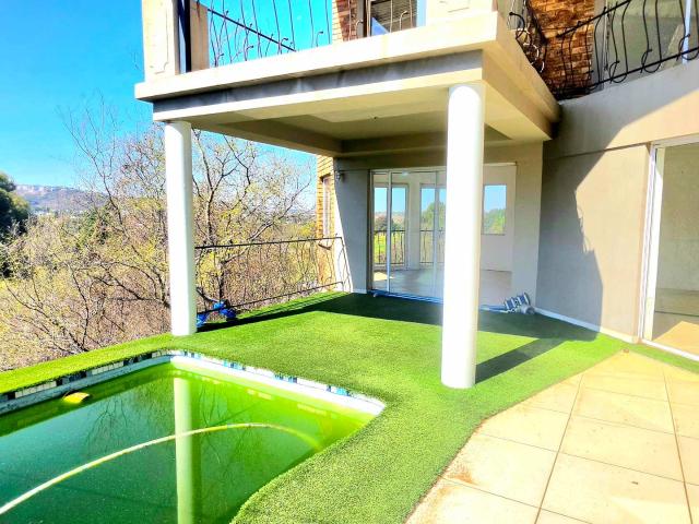 4 Bedroom House For Sale in Glenvista
