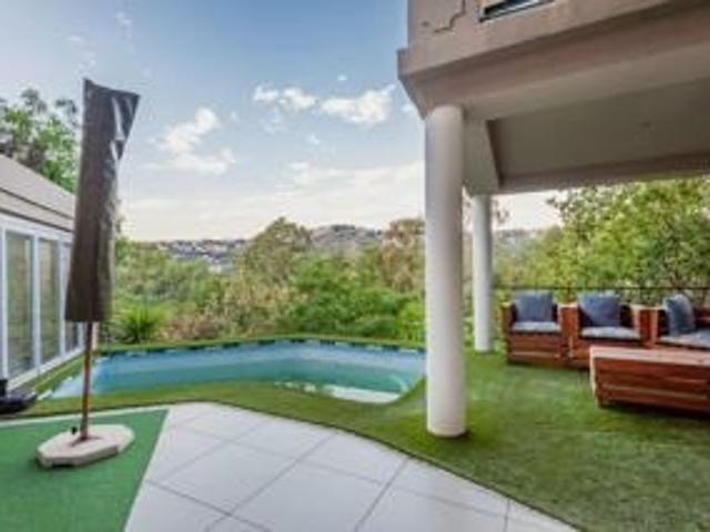 4 Bedroom House For Sale in Glenvista