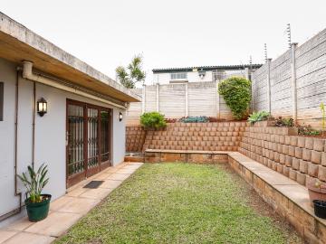 4 Bedroom House For Sale in Glenwood