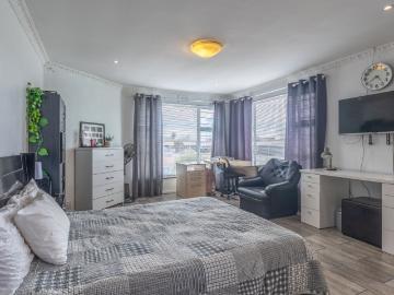 4 Bedroom House For Sale in Grassy Park