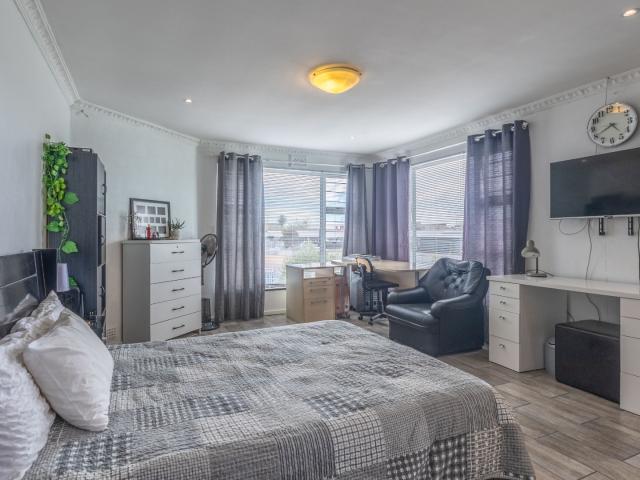 4 Bedroom House For Sale in Grassy Park