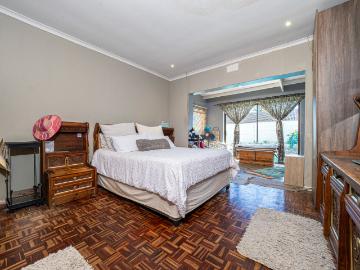 4 Bedroom House For Sale in Grassy Park