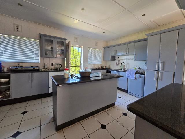 4 Bedroom House For Sale in Greenwood Park