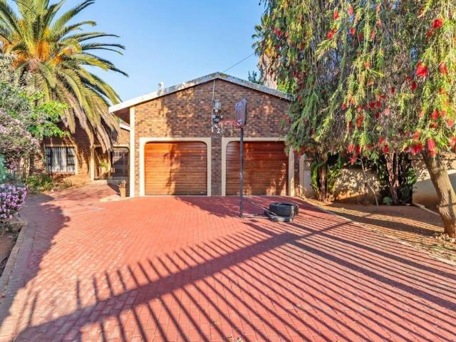 4 Bedroom House For Sale in Greenhills