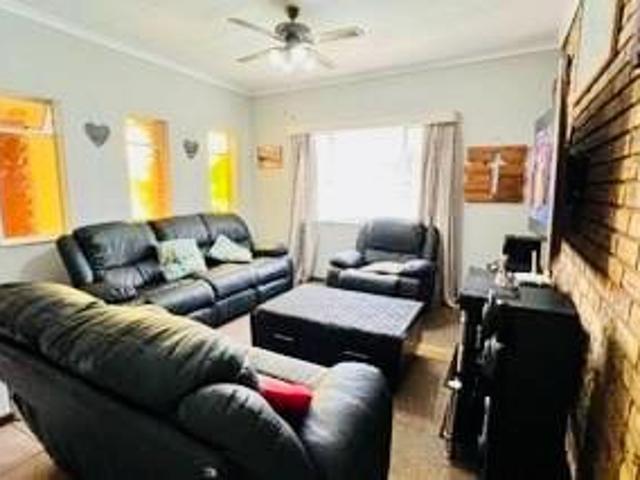 4 Bedroom House For Sale in Greenhills Ext 3