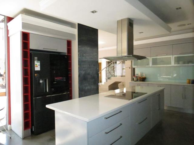 4 Bedroom House For Sale in Greenstone Hill