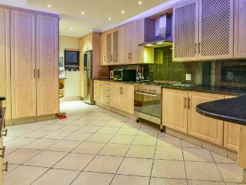 4 Bedroom House For Sale in Greenstone Hill