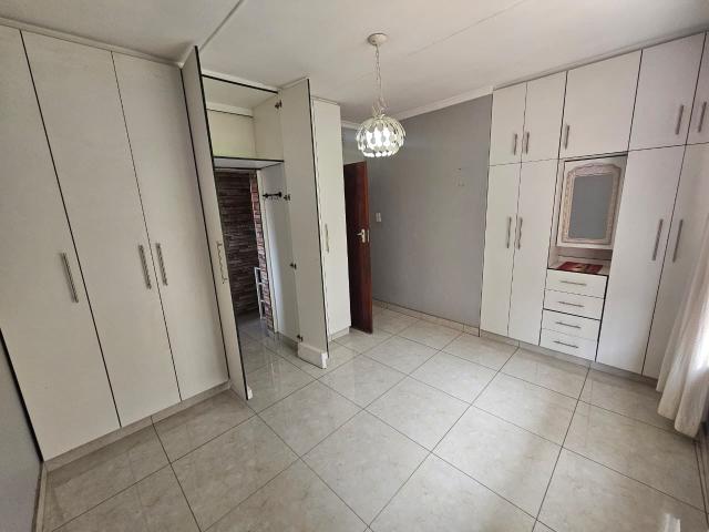 4 Bedroom House For Sale in Grosvenor