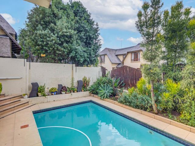 4 Bedroom House For Sale in Douglasdale