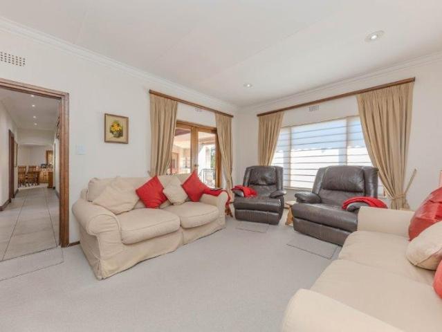 4 Bedroom House For Sale in Douglasdale