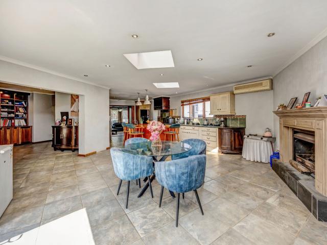 4 Bedroom House For Sale in Douglasdale
