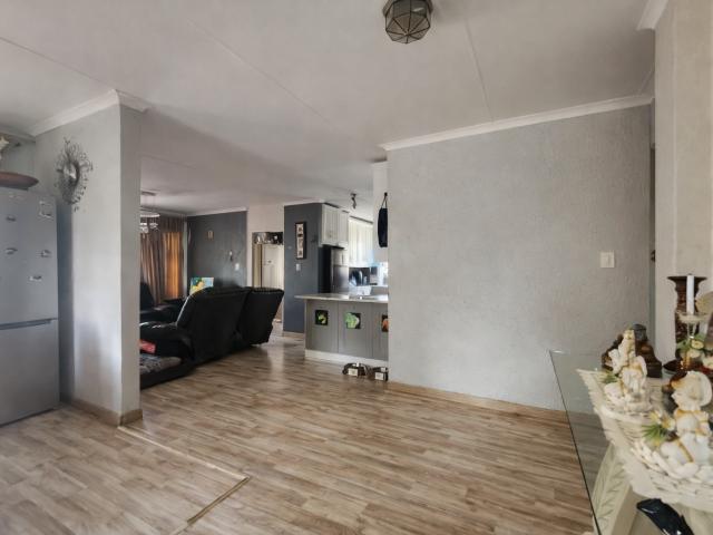 4 Bedroom House For Sale in Douglasdale