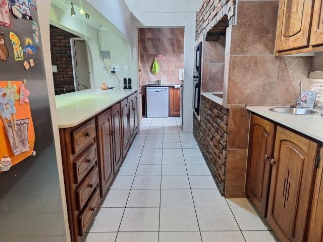 4 Bedroom House For Sale in Edleen