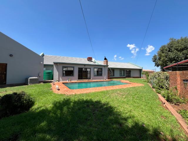 4 Bedroom House For Sale in El Toro Park