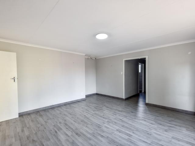 4 Bedroom House For Sale in Eldoraigne