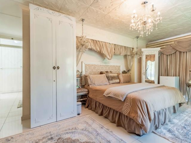 4 Bedroom House For Sale in Essenwood