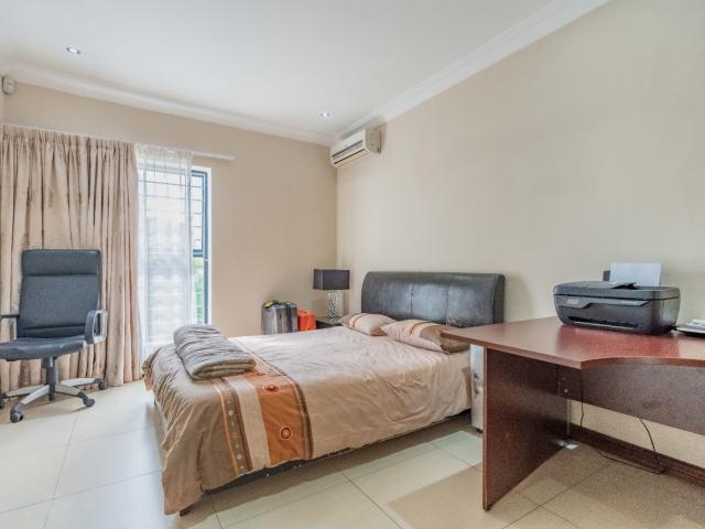 4 Bedroom House For Sale in Essenwood