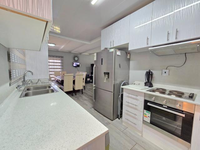 4 Bedroom House For Sale in Evans Park