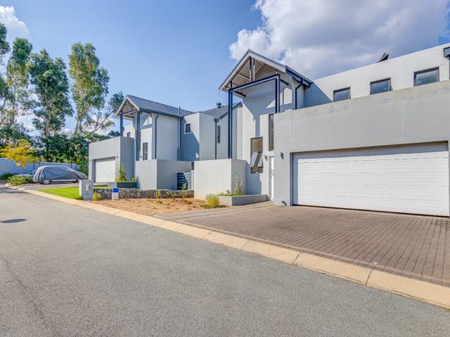 4 Bedroom House For Sale in Fourways Gardens