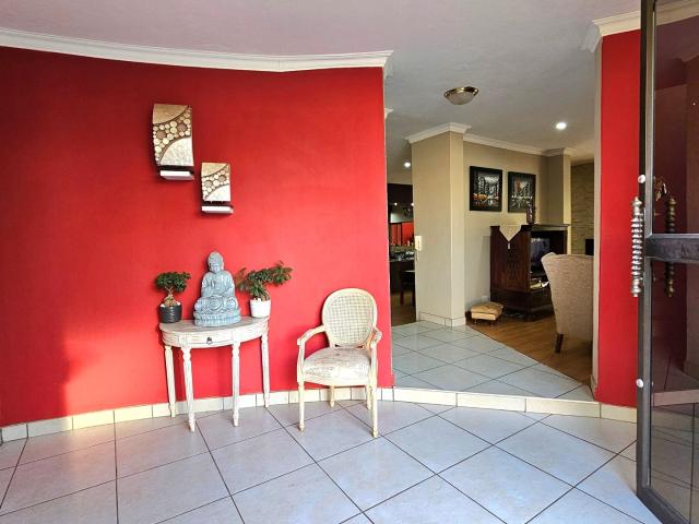 4 Bedroom House For Sale in Faerie Glen