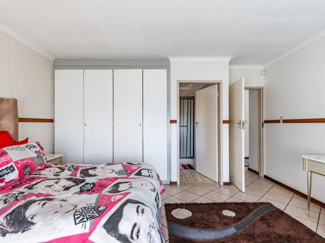 4 Bedroom House For Sale in Faerie Glen
