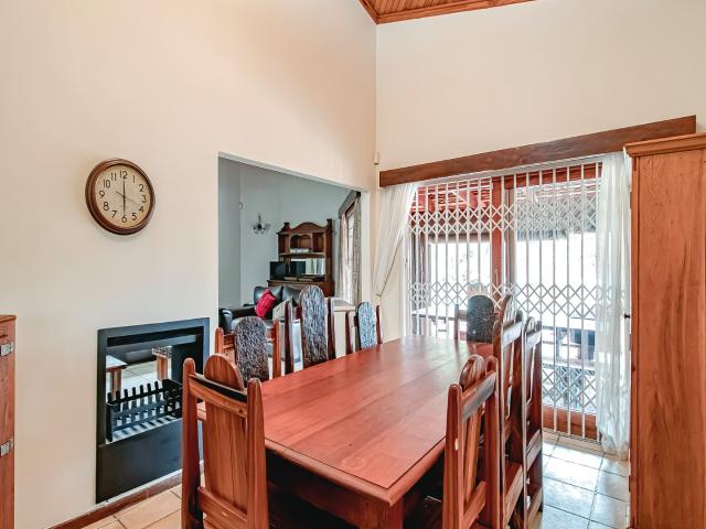 4 Bedroom House For Sale in Faerie Glen