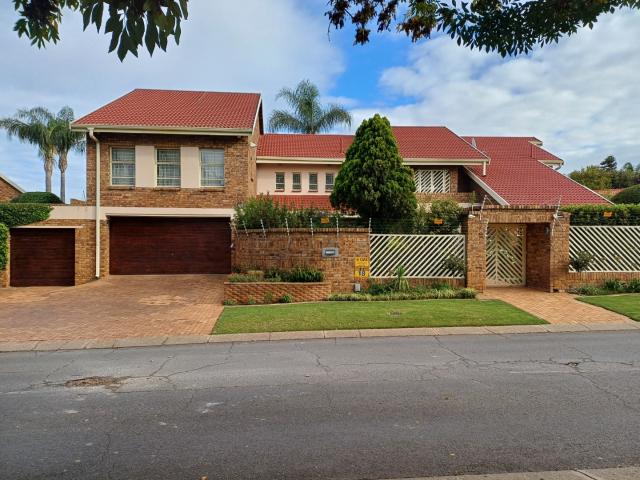 4 Bedroom House For Sale in Farrarmere