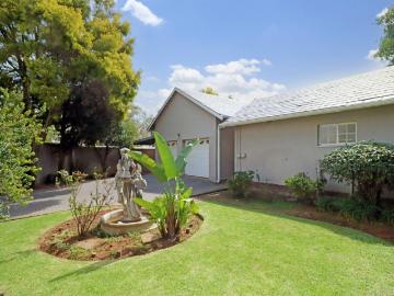 4 Bedroom House For Sale in Farrarmere